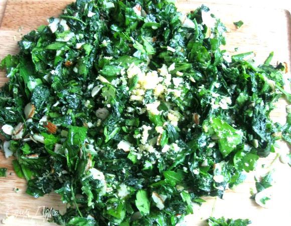 Приготовить песто. Бланшировать шпинат, поместить на сито, дать остыть, хорошо отжать руками. Листики петрушки порезать, добавить к шпинату, пропустить через пресс зубчик чеснока, добавить к петрушке и шпинату, добавить миндальные лепестки, посолить, поперчить, перемешать, добавить оливковое масло. Измельчить блендером.

 Добавить цедру лимона, натертую на мелкой терке, перемешать.
