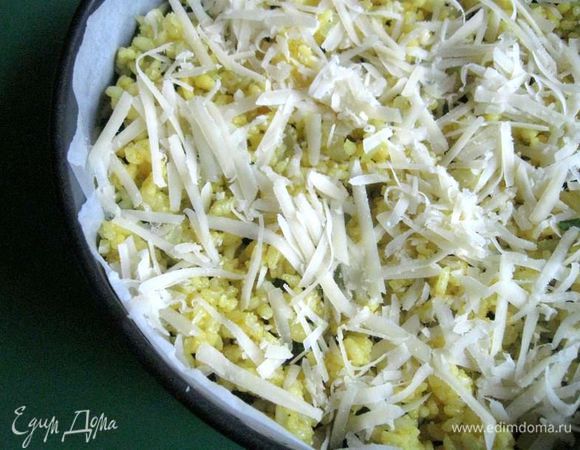 Положить на песто слой риса (140 г). Посыпать сверху сыр. 
Выпекать на нижней трети духовки 30 минут. Время примерное, ориентируйтесь на свою духовку. Вынуть. Дать остыть, освободить от формы.

