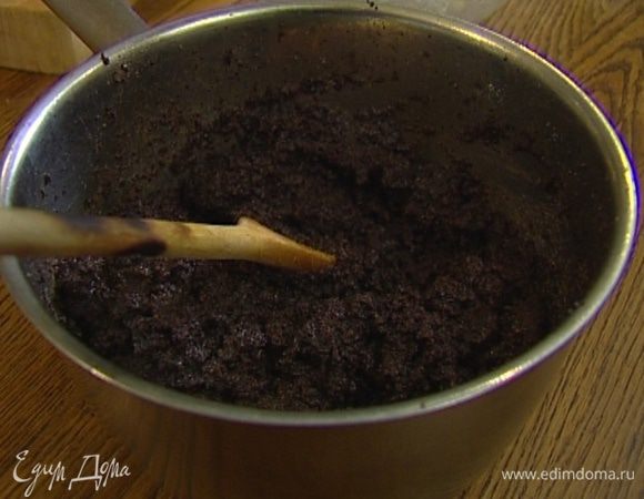 Половину крема перемешать с маком, другую половину — с творогом.