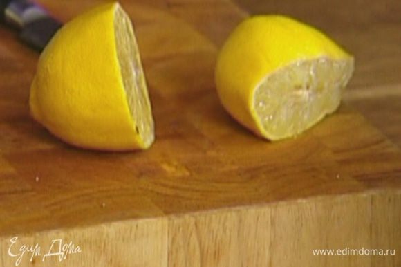 Из лимона выжать 3 ст. ложки сока.