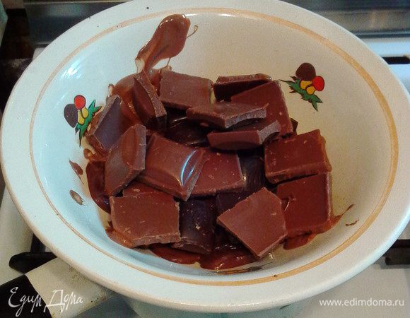 На паровой бане растопить шоколад, добавив корицу и 5 ст.л. молока, перемешать. Это начинка.