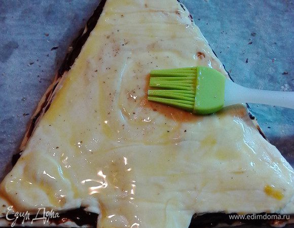 Смешать желток с оставшейся 1 ст. л. молока и смазать этой смесью пирог.