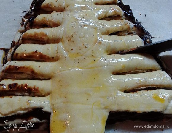 Сделать ножом боковые надрезы, имитируя еловые ветки.