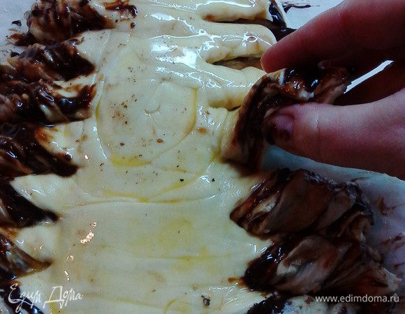 Затем, приподнимая каждую образовавшуюся боковую полоску-веточку, повернуть её вокруг своей оси, можно дважды.