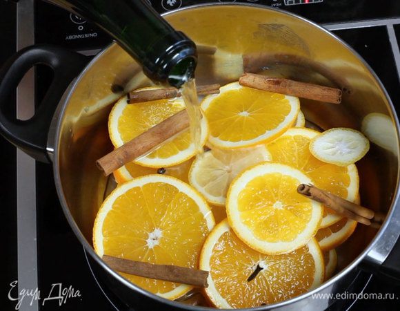 Сложить фрукты в кастрюлю, залить сидром и добавить специи, оставить мариноваться на 30 минут. Затем нагревать на слабом огне в течение часа.