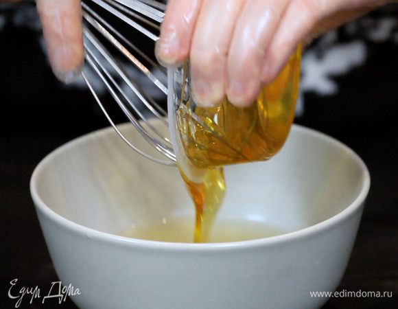 Духовку разогреть до 250°C.

Соединить все ингредиенты для глазури.