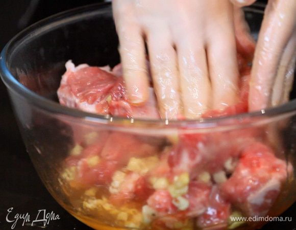 Затем полить смесью рёбра, перемешать.