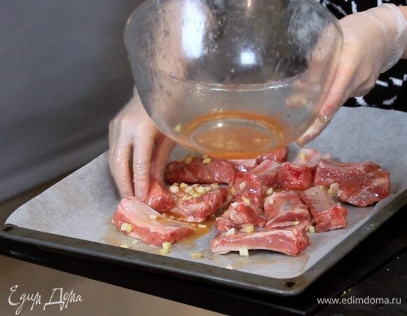 Выложить на противень и сверху полить остатками маринада. Запекать 20 минут.

К этим рёбрам не нужно придумывать сложный гарнир. Простой овощной салат или смесь салатов, заправленные оливковым маслом, сюда в самый раз.