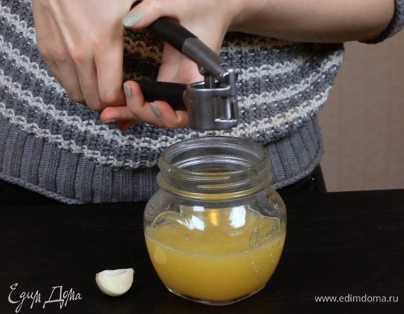 
Соединить апельсиновый, лимонный и лаймовый соки, добавить измельчённый чеснок и перемешать. 