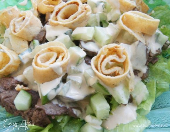 Сверху на салат выложить рулетики из яичных блинчиков. Перемешать уже на столе. 

Приятного аппетита!
С Новым годом!
