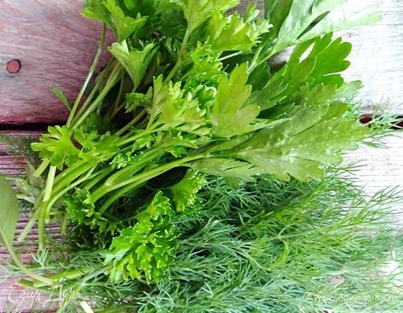 Подготовить зелень, промыть, удалить лишние толстые стебли, обсушить. Я брала петрушку, укроп, базилик и зеленый лук. Лук нарезать.