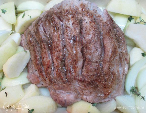 Лучше использовать нежирную свинину.
Натереть мясо солью, перцем, сделать параллельные  надрезы на расстоянии 1,5-2 см. Лук с яблоками очистить и нарезать  крупными кусочками.