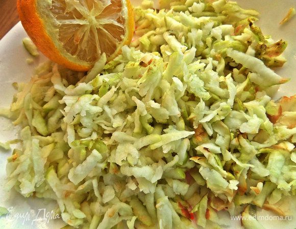 Много подготовки, но зато потом богатый вкус у печенья будет! Натираем чистое яблочко, можно кислое. Сбрызнем лимонным соком.