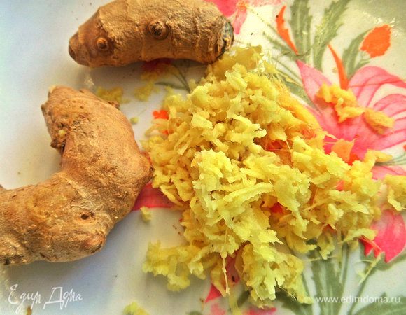 Имбирь почистить, натереть мелко. Убрать грубые волокна.