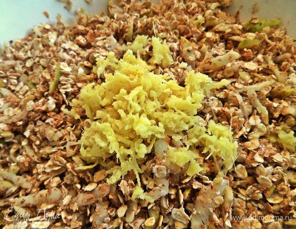 Перемешиваем с овсянкой, чтобы всё начало пропитываться.