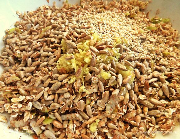 Семечки бросила любимые, они всегда в доме!