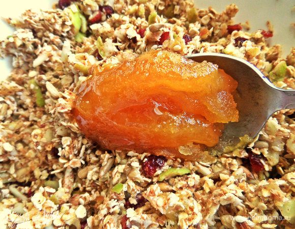 Ну и для большей сладости немного мёда вмешаем. Тщательно перемешав, оставляем массу пропитаться минут на 5.