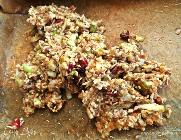 Застилаем форму пергаментом, смазываем кисточкой с маслом дно и выкладываем овсяную массу.