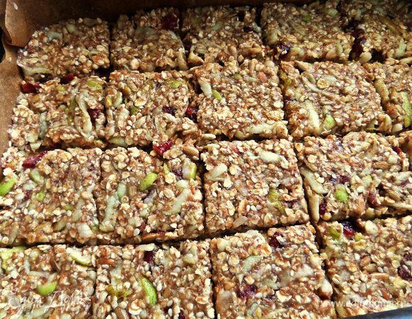 Утрамбовываем ровным слоем и намечаем порции ножом.