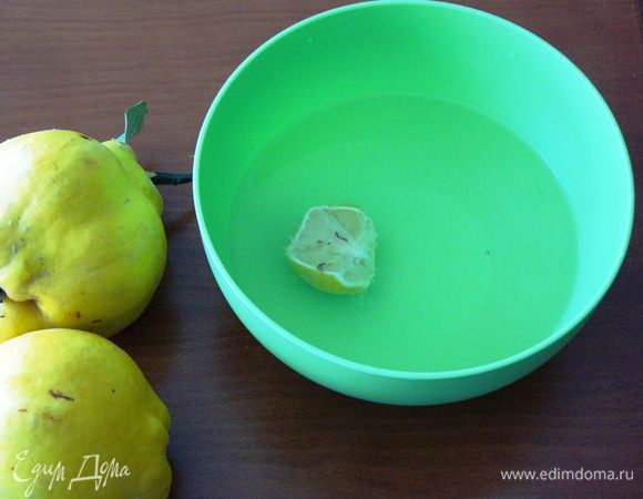 Для начала подготовим вместительную миску с водой (3 стакана), выдавим туда сок половины лимона. Выжатый лимон можно забросить туда же.