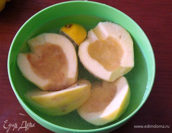 Айву хорошо вымыть. Очистить от кожуры. В этом вам хорошо поможет овощечистка. Разрезать пополам. Достать сердцевину. Семена и кожуру не выбрасываем! Очищенные половинки айвы опускаем в воду с лимоном и даем постоять 15-20 минут.