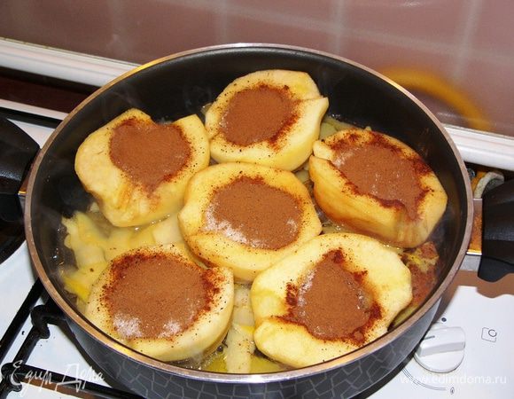 Заливаем тремя стаканами чистой воды. Ставим на плиту и кипятим под крышкой на среднем огне минут 40.