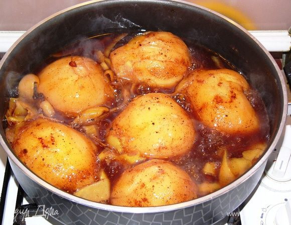 Затем снимаем крышку, переворачиваем айву и даем покипеть еще минут 10 до нужной густоты сиропа.