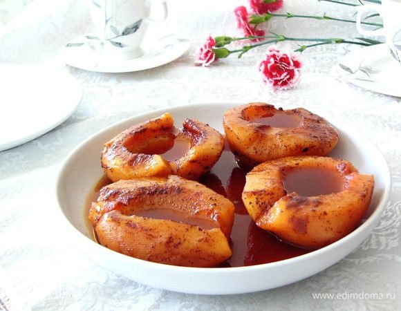 Раскладываем айву на сервировочное блюдо. Поливаем процеженным сиропом...