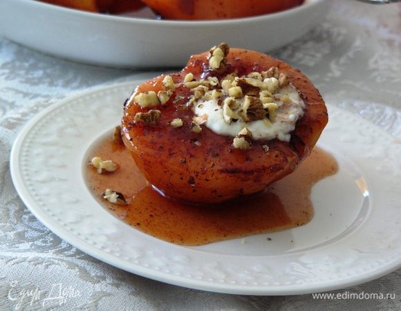 А порционно подаем вместе со сливками, посыпав рубленными грецкими орехами. У нас сливки очень жирные, их достаточно одной чайной ложки на порцию, но если у вас обычные взбитые сливки, можно положить их побольше! И наслаждаться волшебными зимними вечерами с чашкой чая и фруктовым десертом...