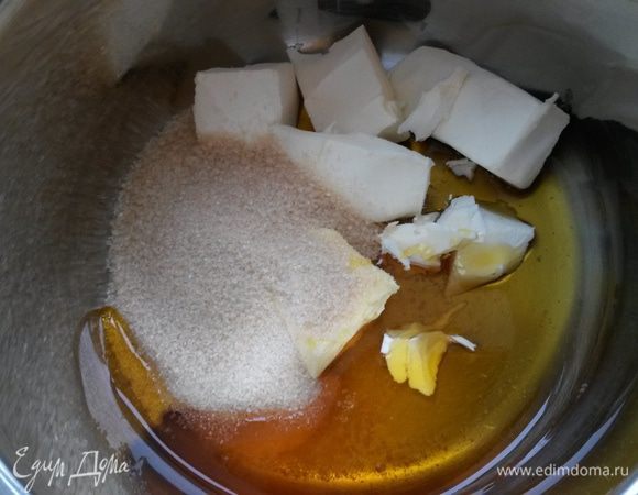 В сотейнике соединяем масло, мед (у меня инвертный сироп) и сахар. Ставим на медленный огонь, помешиваем, ждем, когда сахар полностью растворится.