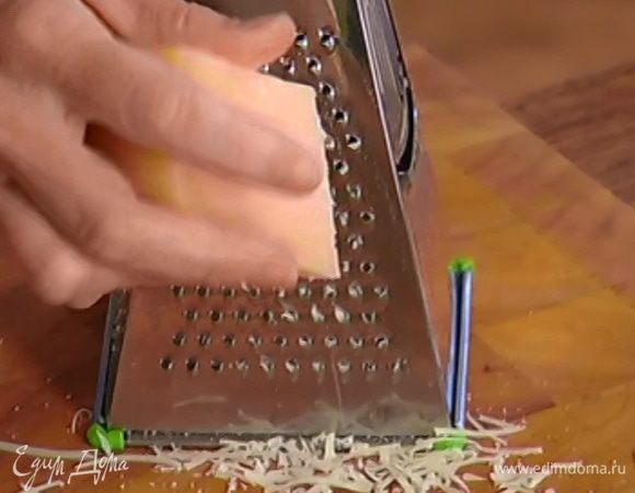 Твердый сыр натереть на мелкой терке.