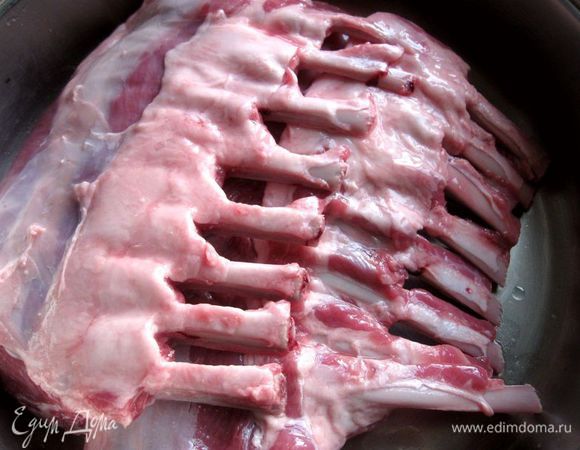 Это две корейки с ребрышками, по 8 ребрышек на каждом кусочке, которые предстоит приготовить. Ребрышки тонкие и близко расположены друг к другу.  Лучше мясо не мыть (без крайней необходимости).