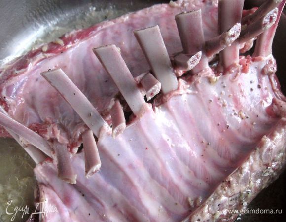 Зачистить ножом реберную часть.  Посолить, поперчить, смазать чесноком, пропущенным через пресс, добавить тимьян, сухое белое вино, 2 столовых ложки оливкового масла, оставить мариноваться при комнатной температуре  на  40-50 минут. 
