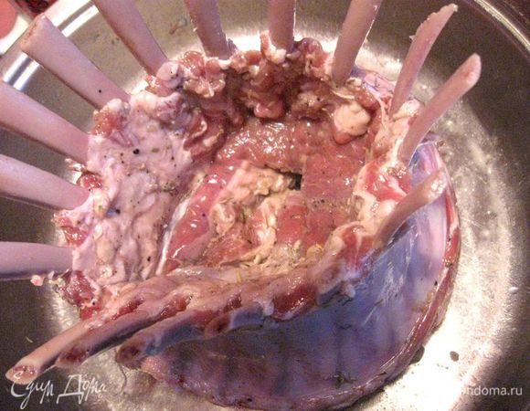 Духовку разогреть до 200°C. 
Вынуть мясо из маринада, промокнуть бумажным полотенцем. Скрутить  корону, соединив две части в одно целое с помощью иголки и кулинарной нити (у меня для этой цели кривая полукруглая игла, очень удобно). 

