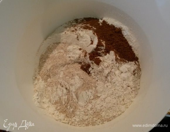 В отдельную миску просеиваем муку, соду, разрыхлитель и специи.