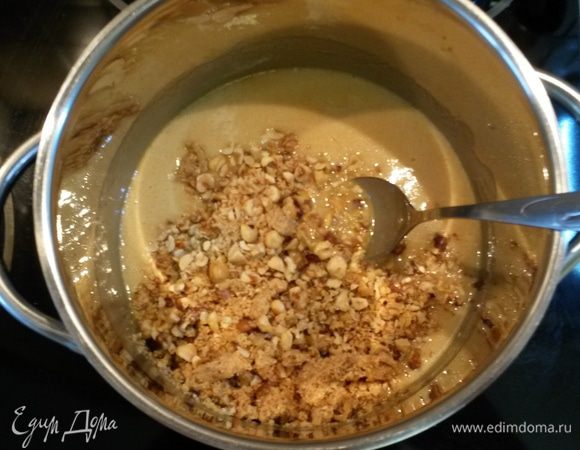 Орехи рубим ножом. К масляной смеси добавляем измельченные орехи, перемешиваем.