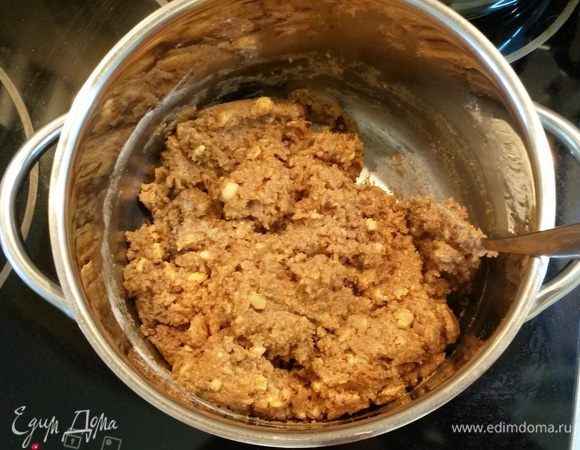 Добавляем мучную смесь, тщательно размешиваем. Убираем с плиты. Оставляем остывать минут на 20-30.
