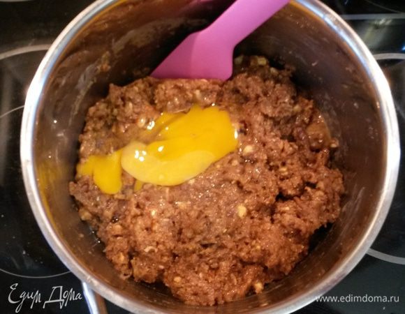 К остывшей смеси по одному добавляем яйца, каждый раз тщательно размешивая. Оставляем тесто на 40-60 минут.