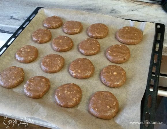 Готовое тесто будет слегка липнуть к пальцам. Поэтому зачерпываем столовой ложкой тесто, снимаем тесто пальчиками и ладонями формируем шарики. На ладошках тесто не липнет. Придаем шарикам форму пряников и выкладываем на противень, застеленный пергаментом.