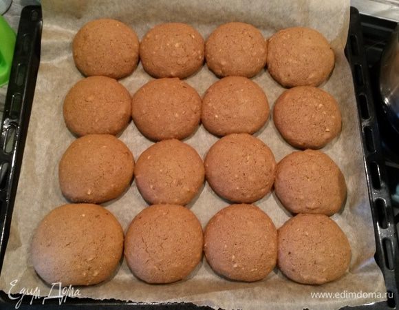 Выпекаем при 180°C 15-20 минут. Они хорошо поднимаются и увеличиваются в объеме. 
Готовые пряники остужаем на решетке. Пряники можно хранить в жестяной банке.
Приятного аппетита!