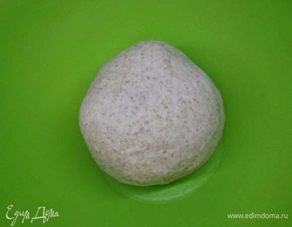 Через полчаса тесто уже должно подняться небольшой шапочкой. 
Добавляем к опаре оставшуюся муку и соль, замешиваем тесто. Как только тесто собралось в однородный комок, вмешиваем в тесто сливочное масло. Масло должно быть комнатной температуры. 
Я вымешиваю тесто крюком в кухонной машине 10 минут.