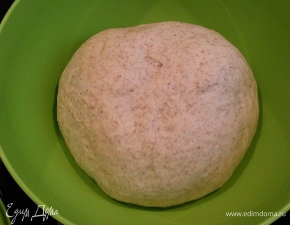 Собираем тесто в шар. Смазываем миску растительным маслом, выкладываем в нее тесто, накрываем крышкой или пленкой. Убираем миску в теплое место на 1.5 часа. Через полчаса делаем обминку. Долго обминать тесто не надо, лишь пару раз сложить тесто, выпустив углекислый газ.