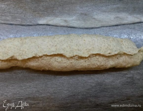 Завернув полностью, тщательно защипываем шов.