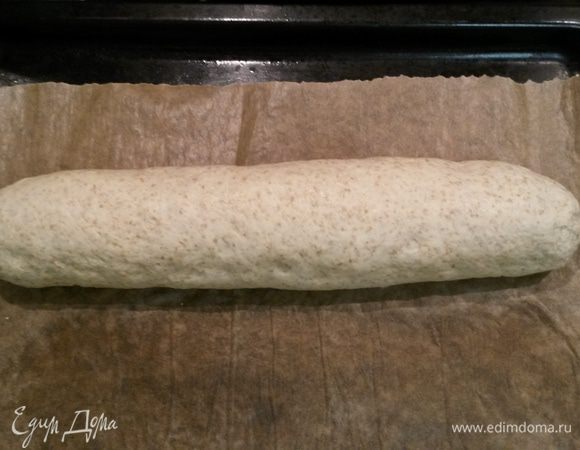 Переворачиваем батон швом вниз, накрываем полотенцем или пленкой и оставляем на расстойку еще на час.