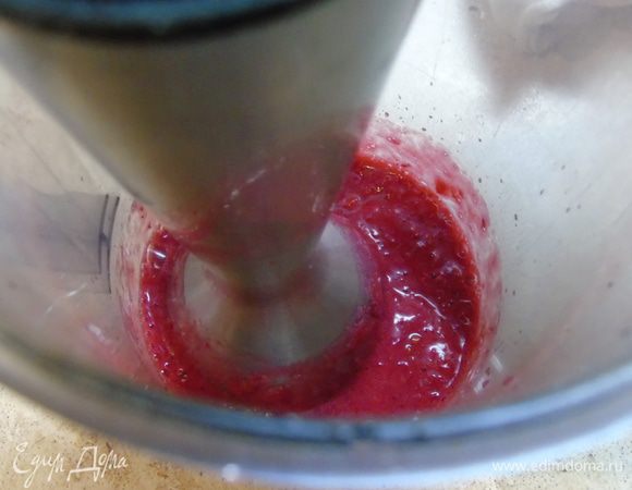 Начнем с заготовки, клюкву пюрируйте блендером. Можно использовать замороженную, можно при отсутствии клюквы, заменить ее на красную смородину.