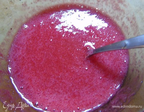 Перетрите через сито и смешайте со 100 г сахара, перемешайте.