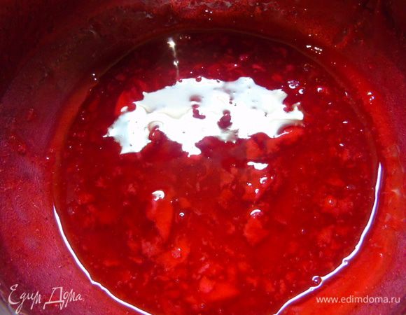 В оригинальном рецепте клюкву так и оставили, но я решила все же довести до кипения и остудить.