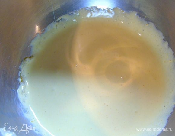 Желтки взбейте с 50 г сахара до бела.