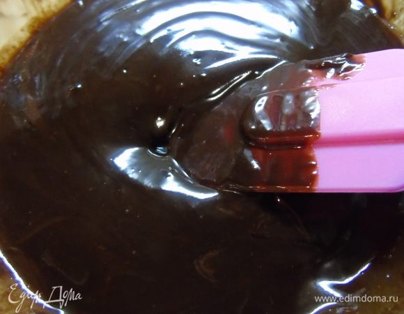 Шоколад с маслом растопите на водяной бане либо в микроволновке.