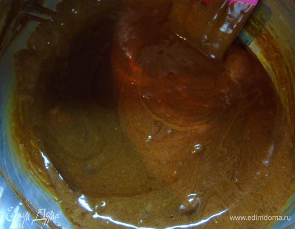 Смешайте желтки с шоколадно-масляной массой.